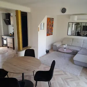 https://appartement-aux-alyscamps-2-climatisation-wifi-parking.fr-provencehotel.com